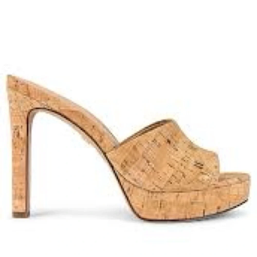 NWOT Veronica Beard Dali Platform in Natural Size 9
